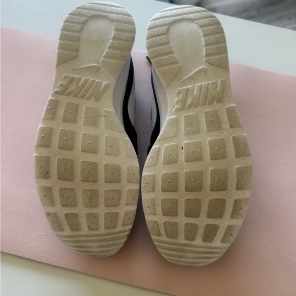 Nike Black and White Lightweight Trainers - Picture 5 of 5